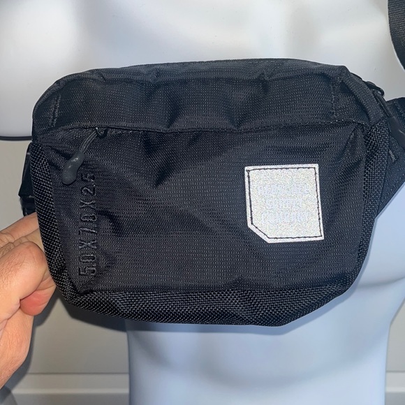 *NWOT* HERSCHEL SUPPLY CO. TOUR HIP PACK SMALL BLACK- UNISEX - Picture 3 of 8